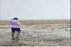 সমুদ্রের পানি উধাও! (ভিডিওসহ)